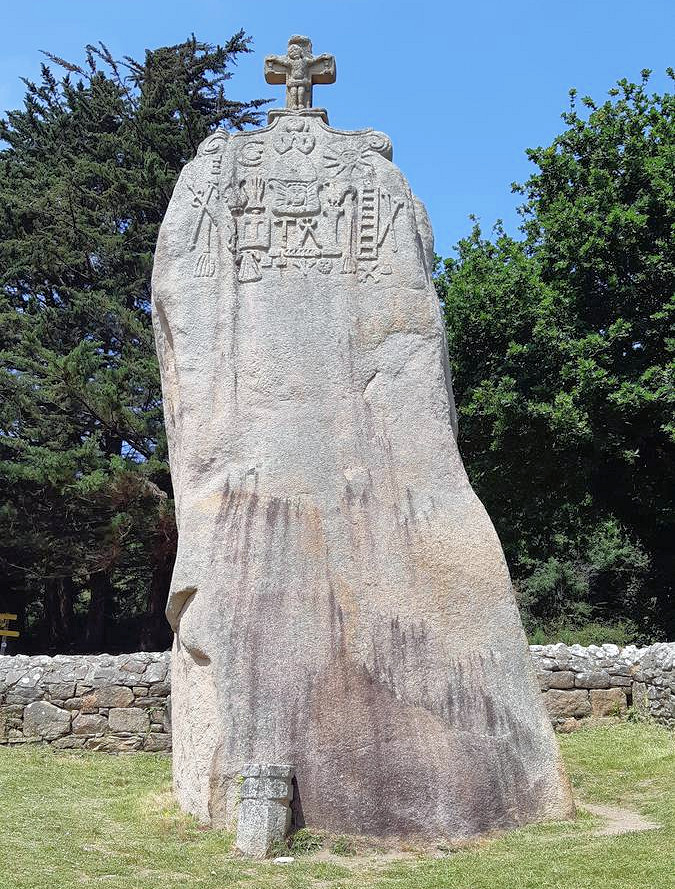 Menhir christianisé de St Uzec